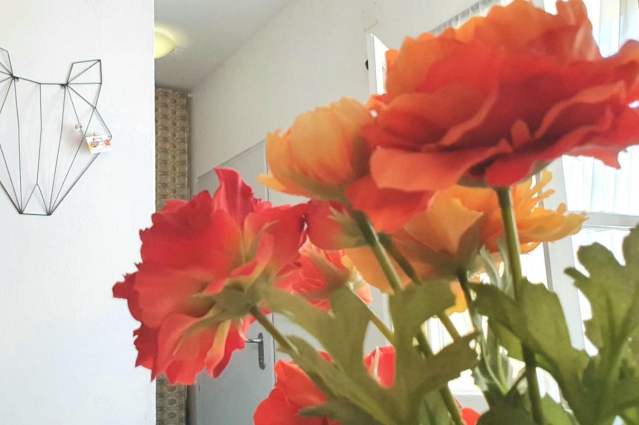 Lovelystay - Yellow Submarine House Lagos Bagian luar foto